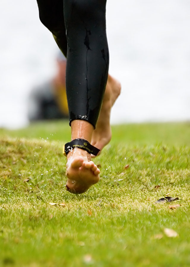 Como prevenir esguince de tobillo con la ayuda de la electroestimulacion. Entrenamiento.. Refuerza los tobillos con tu electroestimulador para prevenir esguinces. Imagen www.sxc.hu