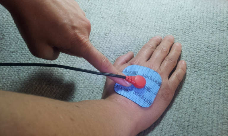 para quitar los electrodos de electroestimulación no tires del cable. Sácalos desde debajo. Así no se rompen. https://www.electroestimulaciondeportiva.com/