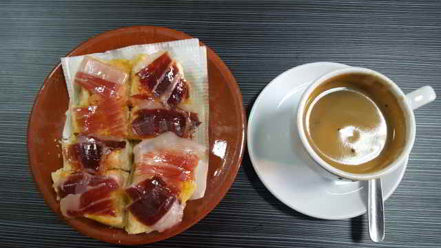 tostada-de-jamon-con-cafe-negro